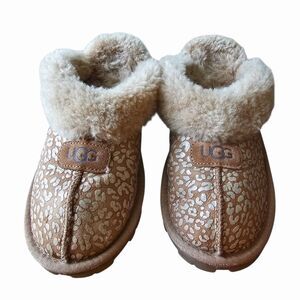UGG Coquette Women’s Sheepskin Clog Slippers – Cozy Indoor/Outdoor Shoes Size 9
